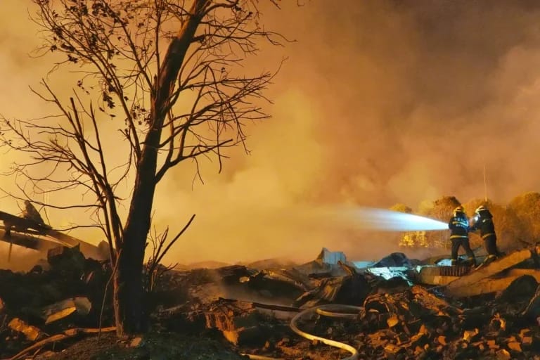 Explosão em fábrica de fogos na China deixa 26 mortos