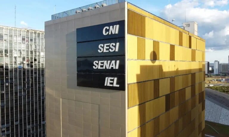 Fim da 'taxa das blusinhas' gera reação na indústria e varejo