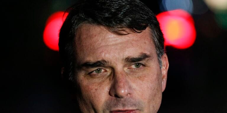 Flávio Bolsonaro admite cobrança a Vorcaro, mas nega crime agora