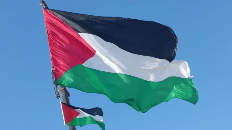 França detém 6 por exibição da bandeira palestina na Torre Eiffel