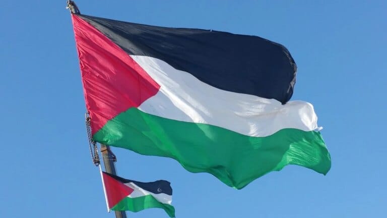França detém 6 por exibição da bandeira palestina na Torre Eiffel