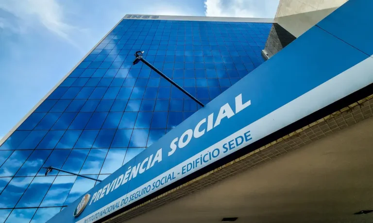 INSS reduz fila em abril, mas especialistas alertam para judicialização