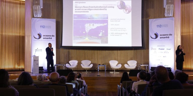 Impacto da poluição do oceano por mercúrio em destinos turísticos