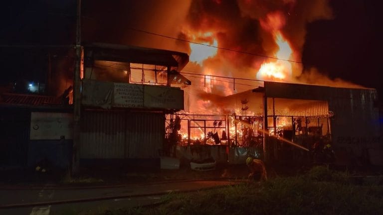 Incêndio de grandes proporções atinge ferro-velho e residência em Uberlândia, mas não há feridos