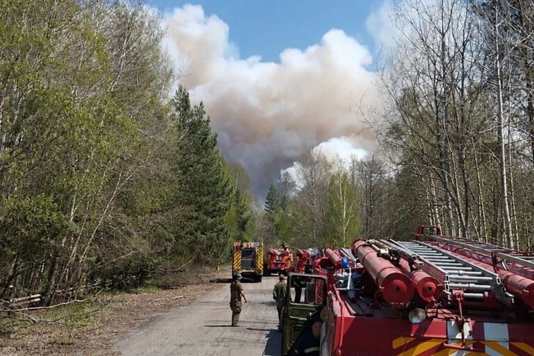 Incêndio florestal em Chernobyl após queda de drone