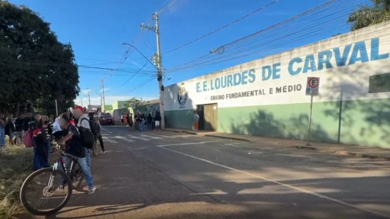 Incêndio na Escola Estadual Lourdes de Carvalho em Uberlândia provoca evacuação de alunos