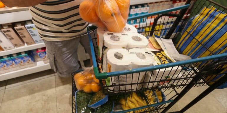 Inflação agora desacelera e fecha abril em 0,67% por alimentos