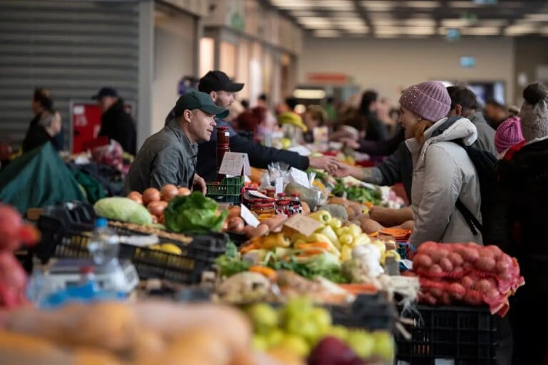 Inflação alta nos EUA persiste e inquieta consumidor americano