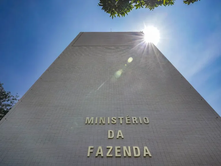 Inflação deve bater no teto da meta em 2026, diz Fazenda