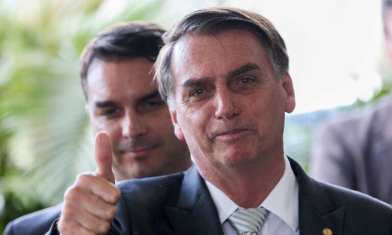Inquérito contra Eduardo Bolsonaro terá PGR sobre Jair e Flávio