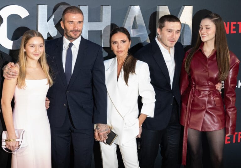 Look all black de Romeo Beckham traz tendência para o fim de semana