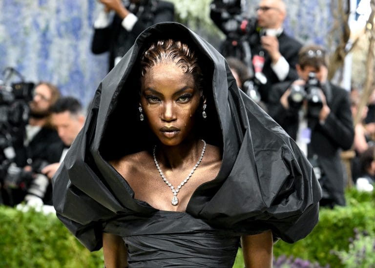 Look de Anok Yai no Met Gala 2026: tendências em moda e arte