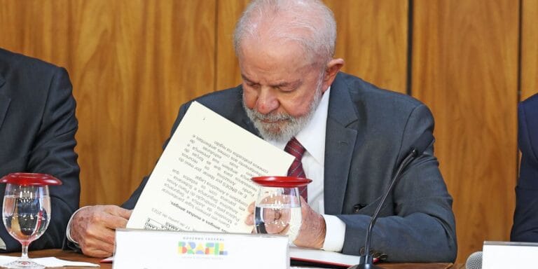 Lula veta agora lei que reconhece estágio como experiência profissional