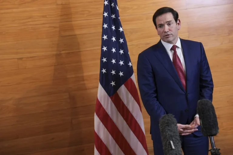 Marco Rubio visita o Vaticano após crise entre papa e Trump