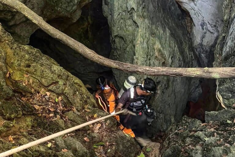 Mergulhadores resgatam cinco pessoas em caverna no Laos