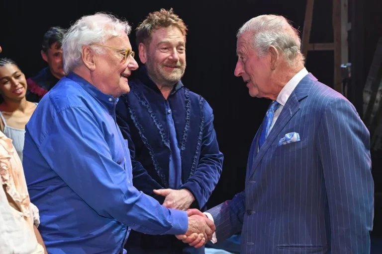 Moda e Estilo: Rei Charles visita elenco do Royal Shakespeare Theatre