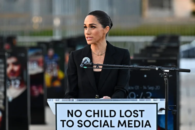 Moda e estilo: Meghan Markle destaca a luta contra a violência digital