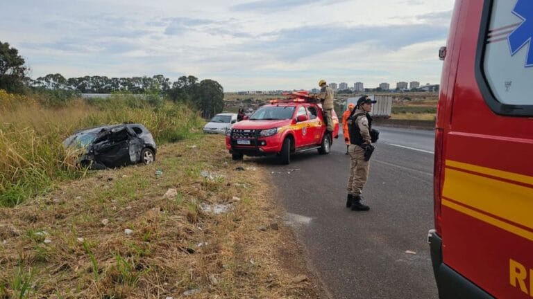 Motorista se machuca ao colidir carro com carreta na BR-050, em Uberlândia, após se assustar com mureta