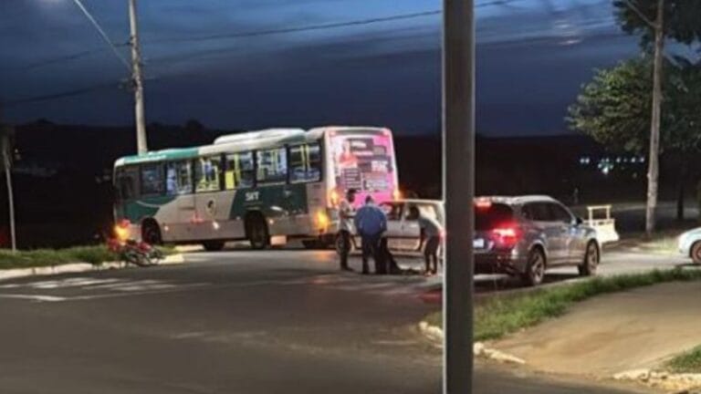 Mulher de 58 anos é atropelada por ônibus em Uberlândia e tem pernas atingidas