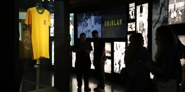 Museu do Futebol: exposição sobre camisas da seleção brasileira