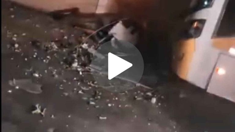 Ônibus colide com poste e provoca apagão no bairro Santa Luzia, em Uberlândia