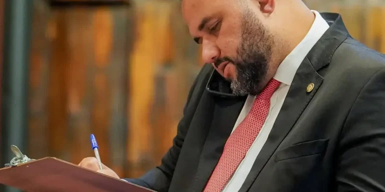 PF encontra mensagens de violência em celular de deputado preso hoje