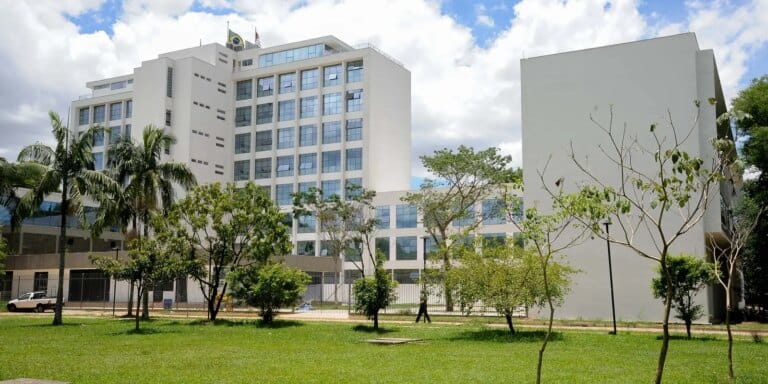 PM retira estudantes da reitoria da USP agora