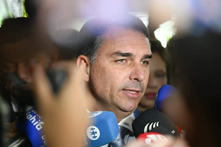 PT solicita quebra de sigilos de Flávio Bolsonaro em investigação