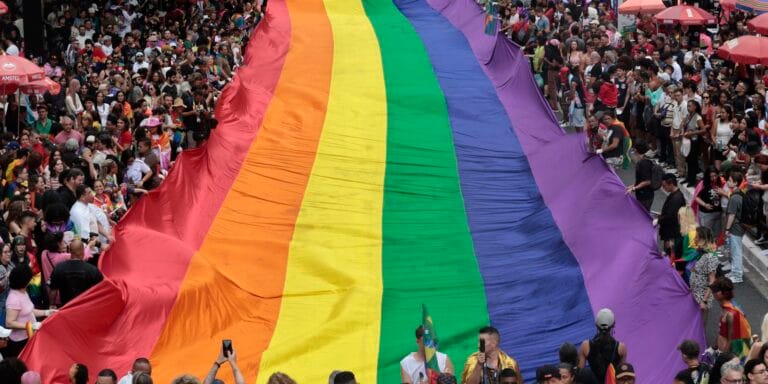 Parada LGBT+ de SP enfrenta desafios e pode deixar as ruas hoje