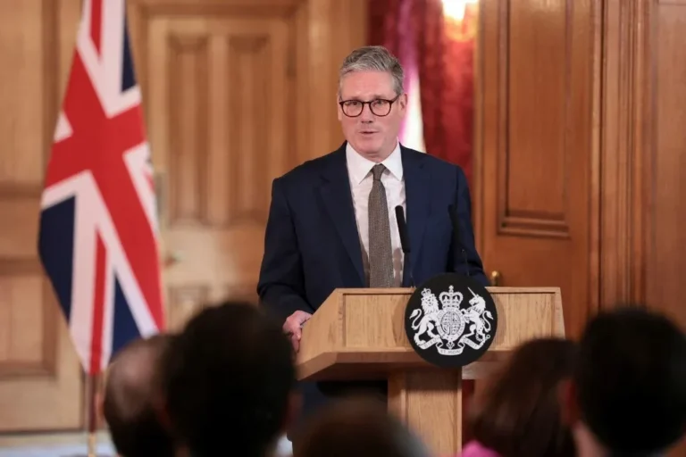 Pressão sobre premiê britânico aumenta em meio à crise política