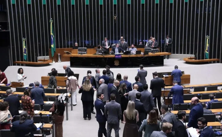 Projeto da Câmara dá 15 anos para partido pagar multa e libera mensagens