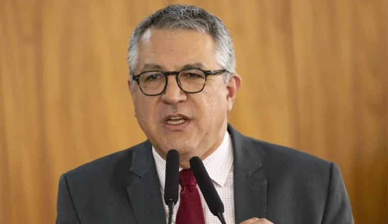 Projeto de Padilha critica Flávio como "poderoso chefão" dos hospitais do RJ