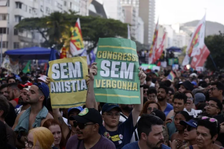 Rejeição à redução de pena a golpistas do 8 de janeiro atinge 52%