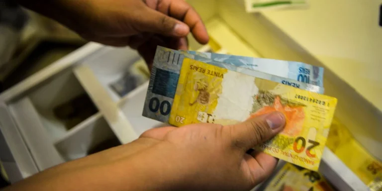 Rendimento do trabalhador no Distrito Federal e 15 estados em alta