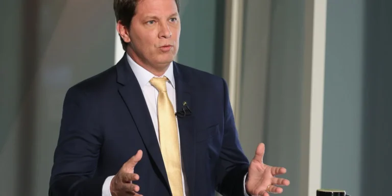 STF confirma dificuldade em notificar Mário Frias sobre filme de Bolsonaro