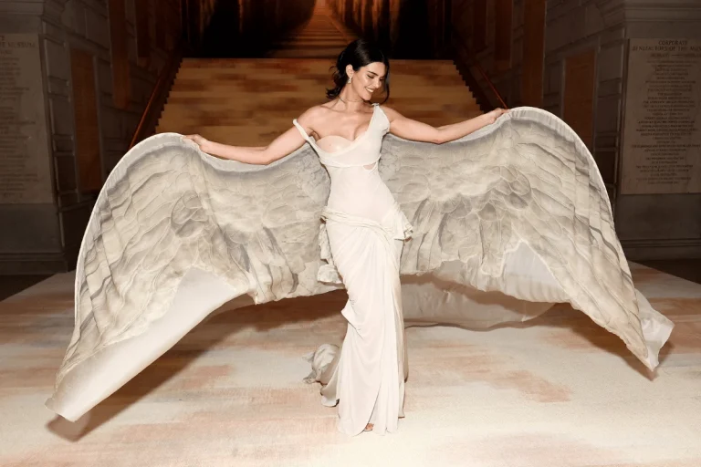 Saúde e bem-estar: Kendall Jenner evoca deusa grega no Met Gala