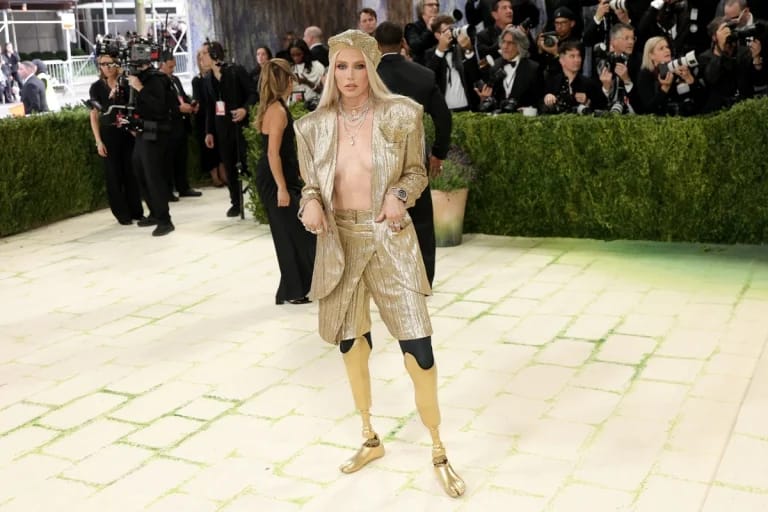 Saúde e bem-estar: a superação de Lauren Wasser no Met Gala