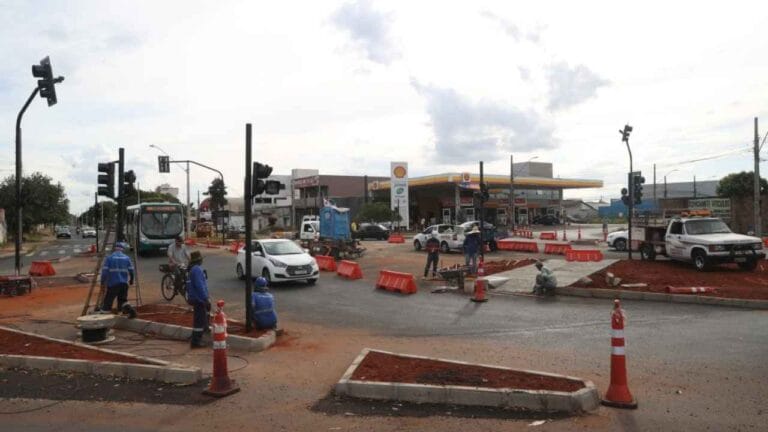 Semáforo substitui rotatória na Getúlio Vargas em Uberlândia e promete mais segurança no trânsito