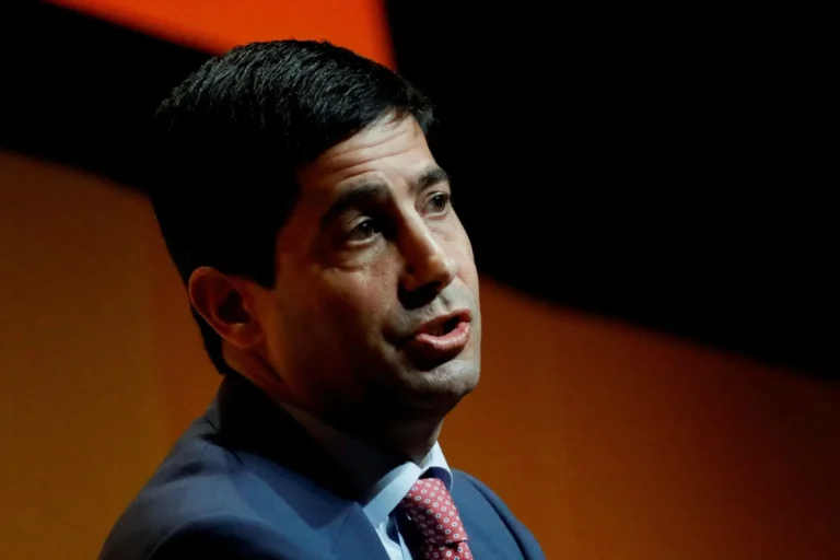 Senado adia nomeação de Warsh para presidir Fed amanhã