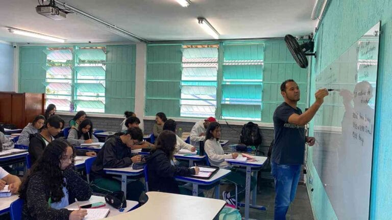 Senado aprova aumento do piso salarial para professores para R$ 5.130,63 em 2026