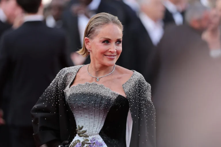 Sharon Stone brilha no tapete vermelho de Cannes 2023
