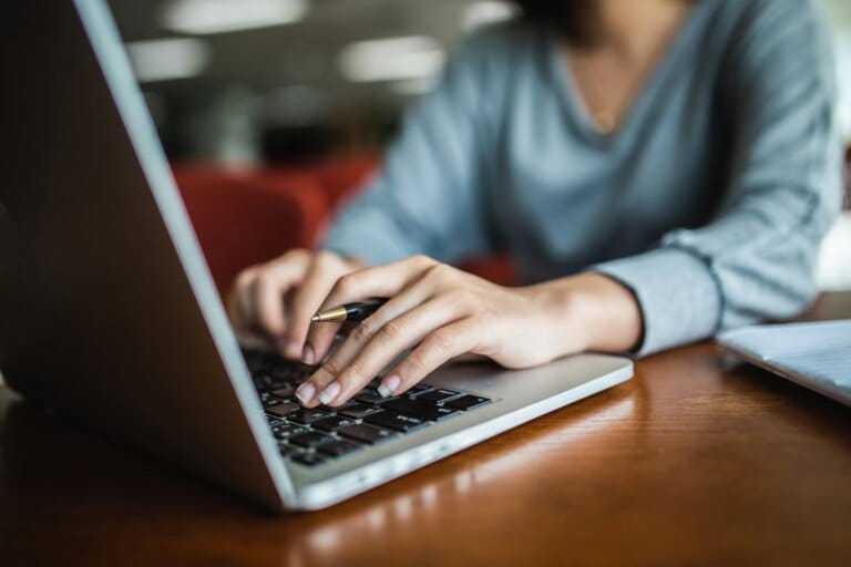 Signos que mais sofrem com a inveja no trabalho e dicas de bem-estar