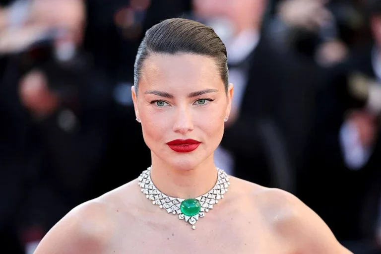 Tendência Cannes: Adriana Lima brilha em vestido sem alças