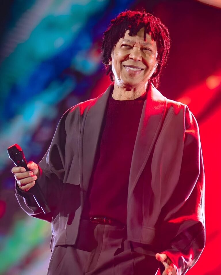 Tendência: Djavan celebra 50 anos com figurino exclusivo de grife