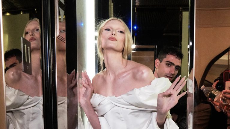 Tendência Met Gala 2026: Alex Consani e a inspiração em Botticelli
