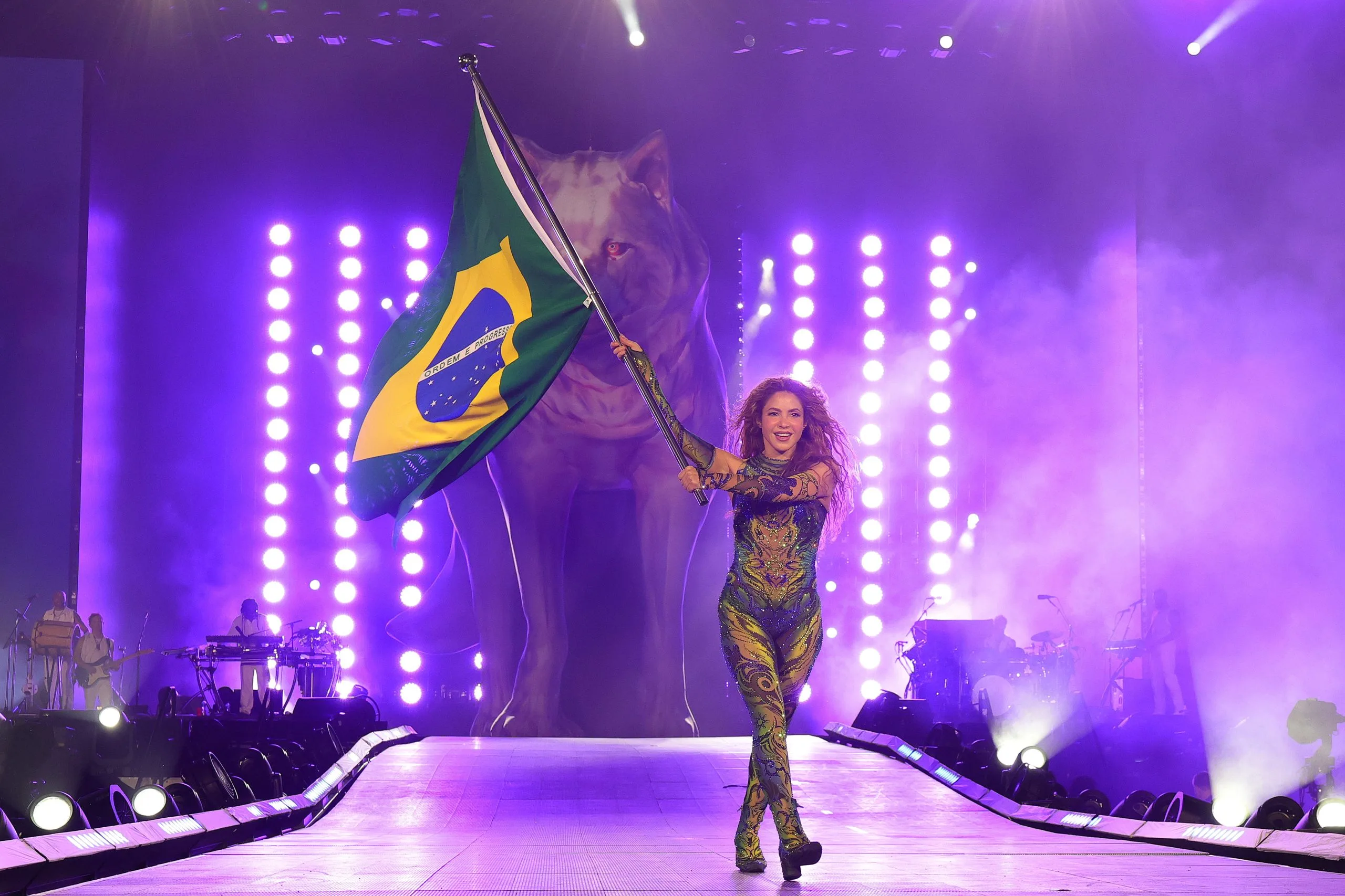 Tendência Shakira: a importância da artista na moda feminina
