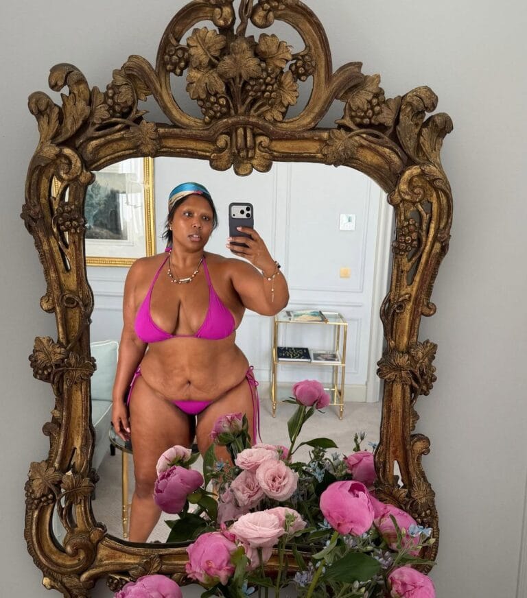 Tendência beachwear: Lizzo aposta em look pink com flores
