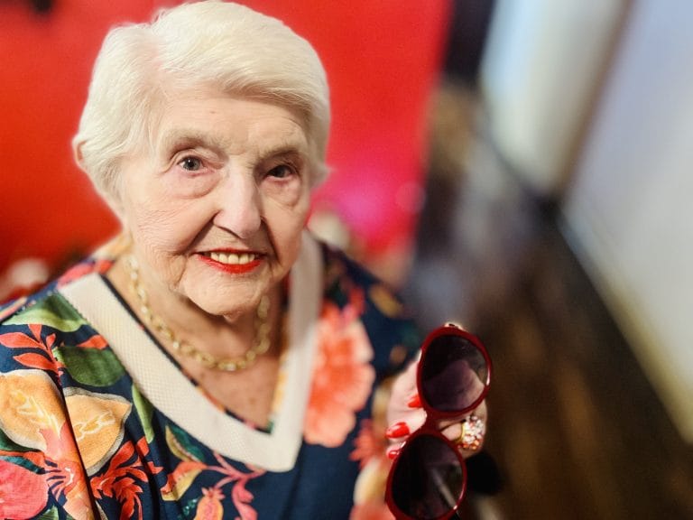 Tendência de Estelinha Bezerra: estilo e batom vermelho aos 96 anos