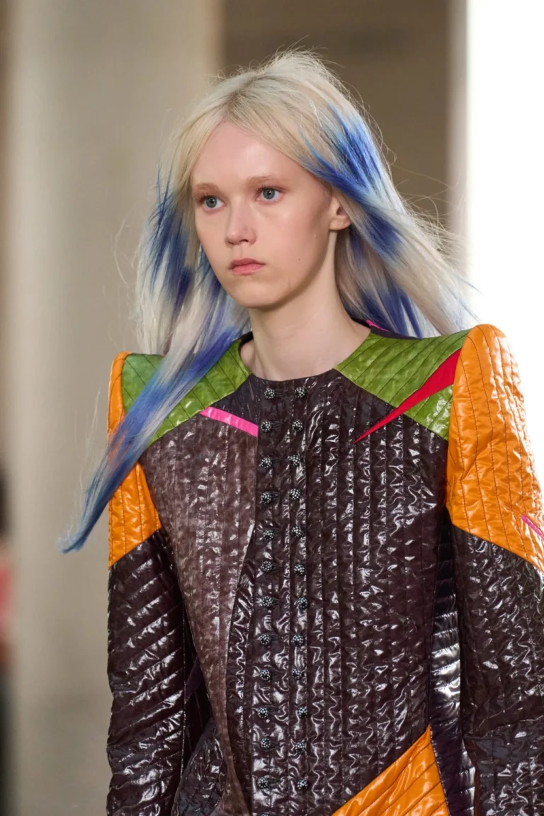 Tendência de cabelos tie-dye brilha no cruise 2027 da Louis Vuitton