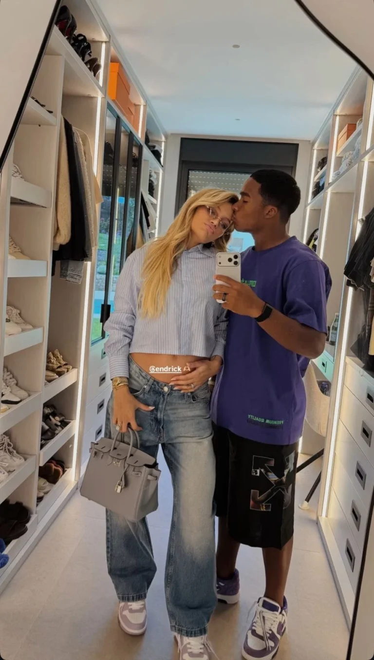 Tendência de estilo: Gabriely Miranda exibe barriguinha em selfie